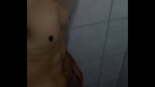 Play MP4 - Magrinho Gostoso batendo punheta no banheiro