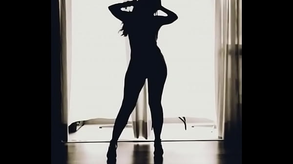 Putinha sensual dan&ccedil;ando essa &eacute; a vanessa