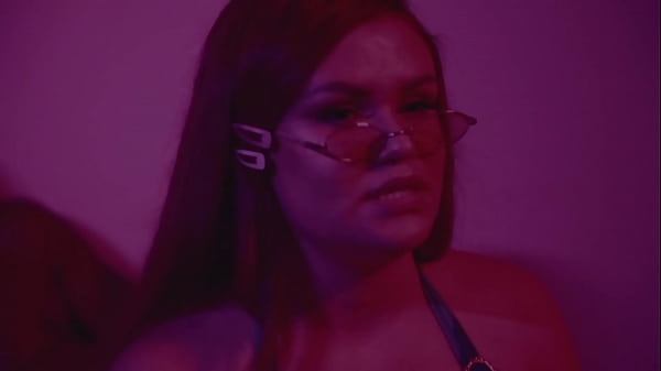 CANTORA GOSTOSA RODEADA DE CARALHOS EM ORGIA 