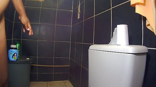 Play MP4 - tomando banho de blusa branca