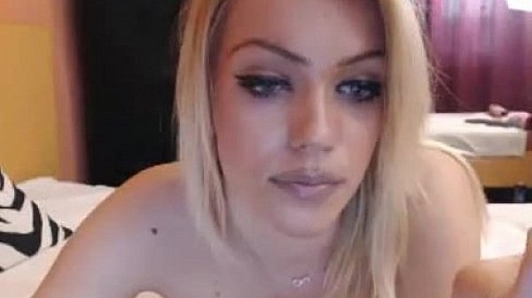 Nonton Hot Blonde Bb Showing Her Tongue Online thumbnail