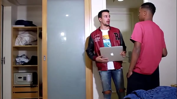 Play MP4 - NOVINHO FODENDO O AMIGO