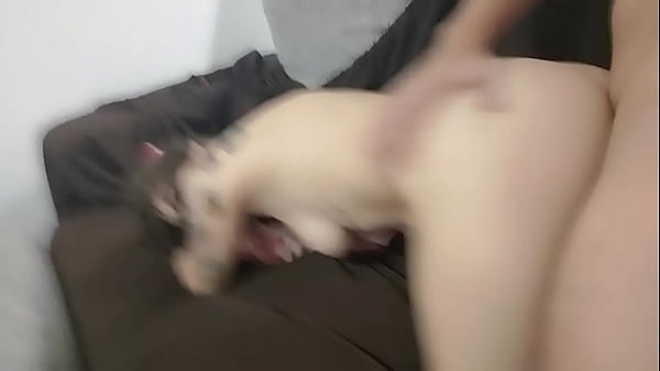 Sumisa se deja hacer de todo