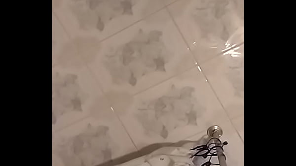 Play MP4 - Hombre ba&ntilde;&aacute;ndose Mi primo y su sorpresa xxx videos