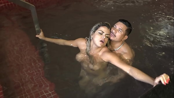Nicole Ara&uacute;jo Apronta Dentro Da Piscina thumbnail