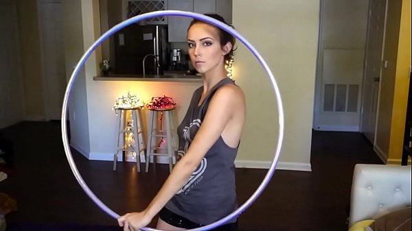Play MP4 - hoop girl - titts shake dance