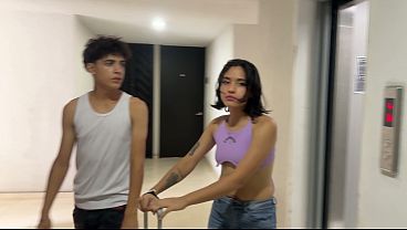 Nonton &iquest;que Puede Pasar Si Una Pareja De Calientes Hermanastros Comparten Habitaci&oacute;n De Hotel? thumbnail