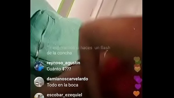 Se le ven las tetas y la concha 