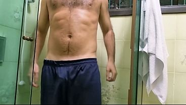 Peludo suado depois de um treino se preparando para o banho 