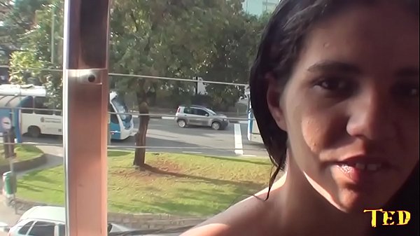 Ted pega uma novata amadora e precisa depilar o cuzinho antes de fuder 