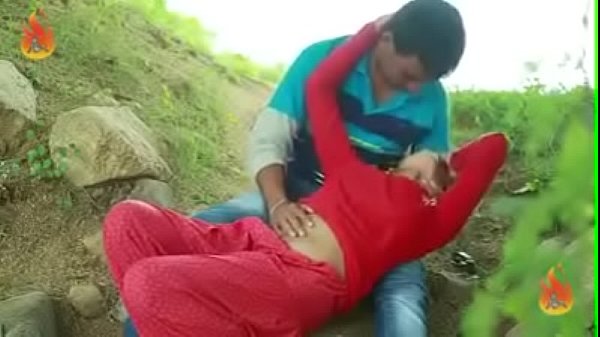 couples enjoys atbank ofriver