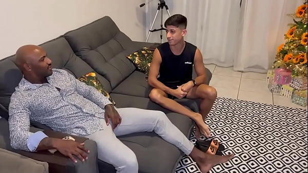 Play MP4 - Levando piru do meu padrasto e seu amigo dotadao na noite de natal  Tom Black3  Patrick Jesus  Juninho Oficial