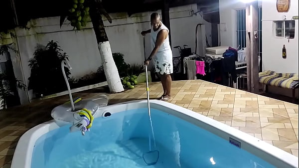 Nonton Meu Marido Saiu E Esqueceu De Deixa O Dinheiro Do Limpador De Picina thumbnail