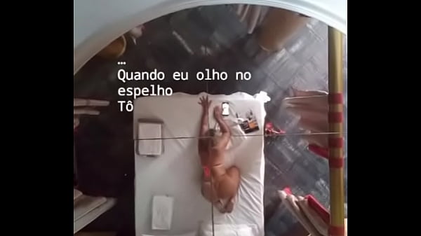 Bem safadinha provocando e fazendo exibicionismo