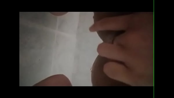 Perrita jugando en el ba&ntilde;o 