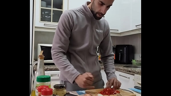 Cocino una tortilla me desnudo me pajeo y me corro sobre la comida 