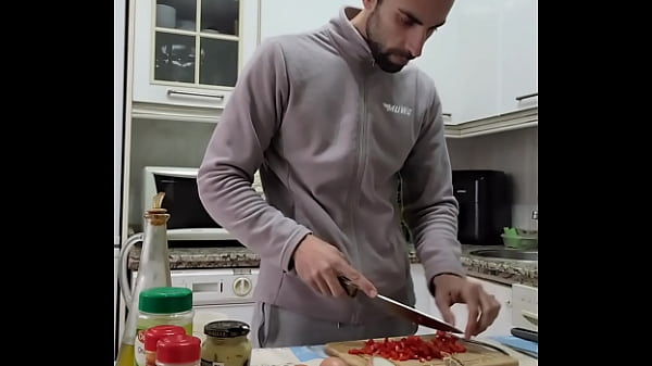 Play MP4 - COCINO una Tortilla&comma; me desnudo&comma; me Pajeo y me corro sobre la comida