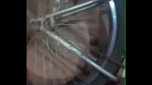 Monark&atilde;o balan&ccedil;ando gostoso a roda 