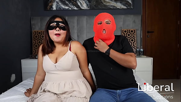 Cornudo le venda los ojos a su esposa y la pone a mamar 2 vergas de desconocidos 