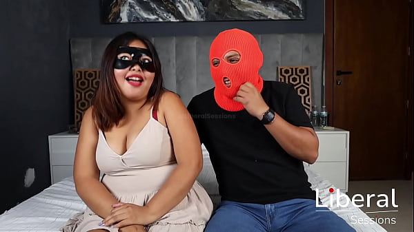 Cornudo le venda los ojos a su esposa y la pone a mamar 2 vergas de desconocidos 