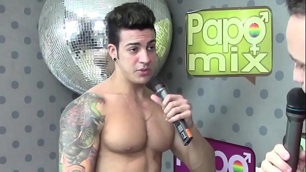 assista a participa&ccedil;&atilde;o do stripper Michell Santos no Papo Mix 