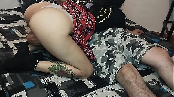 chica sumisa y ardiente esfolladapor su_hermanastro mientras estaban solos en casa