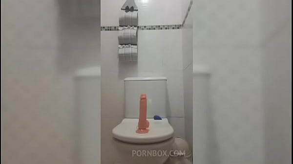 Nonton Big Ass Solo Girl Fucking A Big Dildo In A Big Pussy Until She Gets Orgasm And Squirts In The Bathroom thumbnail