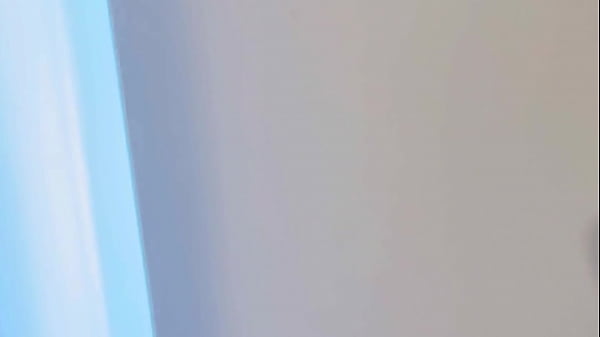 La hijastra es follada mientras est&aacute; atrapado en la lavadora