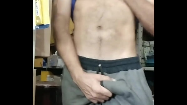 Exibicionismo peludo bem dotado no_almoxarifado da_firma