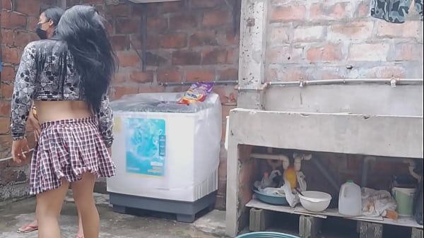 Mature leave their houses and go to the patio to show off their buttocks and flirt outdoors they are neat and discreet 