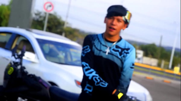 Hondure&ntilde;o se coje la pista 