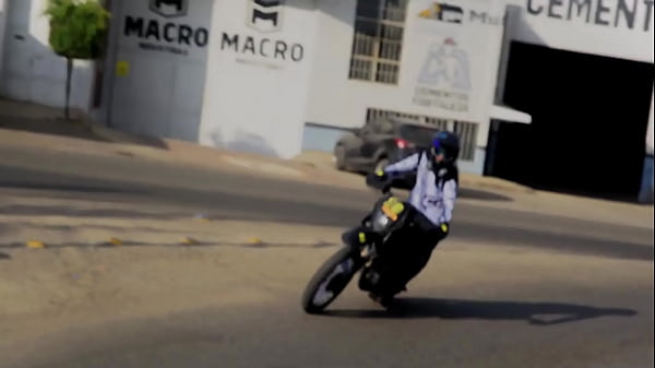 Nonton Hondure&ntilde;o Se Coje La Pista thumbnail