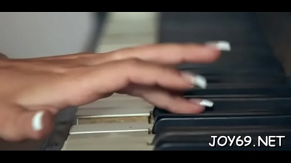 Girl Mielais doing everything to_make herself cum