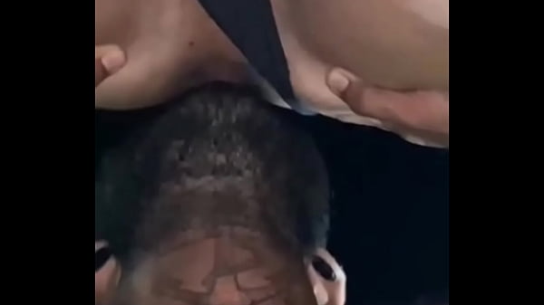 Dei leite e mijo pro novinho no terreno abandonado 