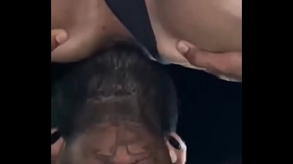 Play MP4 - Dei leite e mijo pro novinho no terreno abandonado