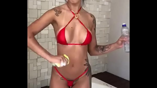 Gostosa se exibindo_na hidro