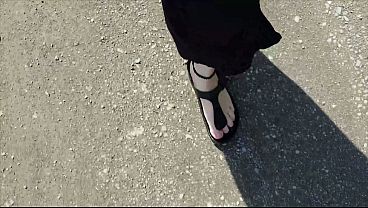 Outdoor im schwarzen Kaftan und Barfu&szlig_ in schwarzen Birkenstocks