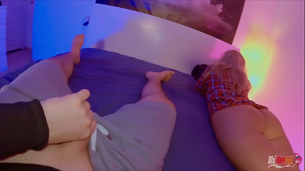 Mi hermanastra caliente me provoca con su culo desnudo emc&eacute; a masturbarme y ella me atrap&oacute; hizo una mamada y dio a follar en el culo