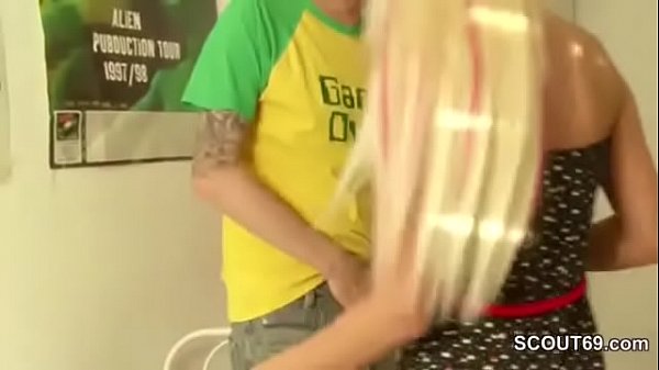 Play MP4 - Stief-tochter findet Kondome bei Daddy