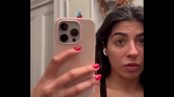 Nonton Is This Too Much Tiddy For The Airport? thumbnail