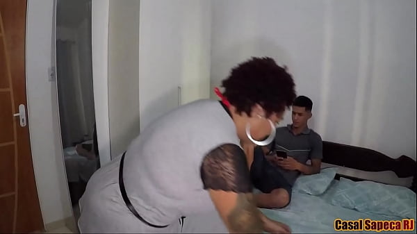 Play MP4 - Meu marido saiu e deixou seu sobrinho t&iacute;mido aos meus cuidados&period; Descobri que o novinho nerd tem uma piroca enorme e fode muito bem&excl;