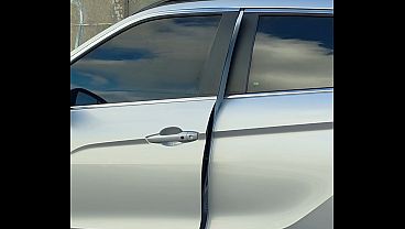 Nonton Loira Gostosa Sai Do Carro Num Decote Perfeito Onde Mostra Suas Curvas Brasileiras Em Igual thumbnail