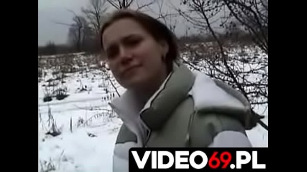 Polskie porno Sympatyczna laseczka_przyszła po wodę a dostała dobuzi kutasa