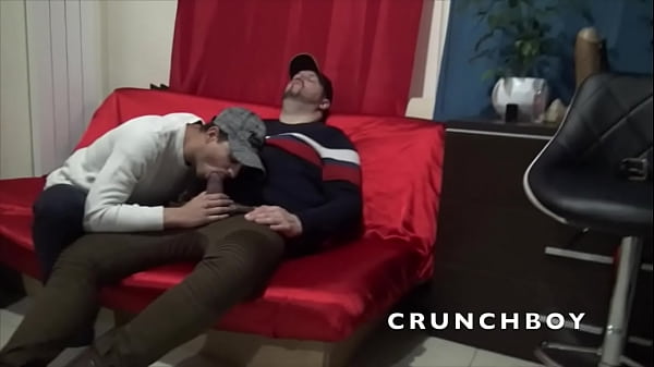 Jeune Mec Dos&eacute; Pa Run Bear Barbu Avec Du Ventre thumbnail