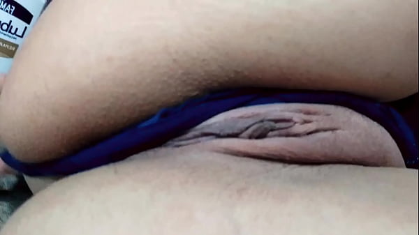 Amateur dirty slut masturbates her hot juicy_vagina