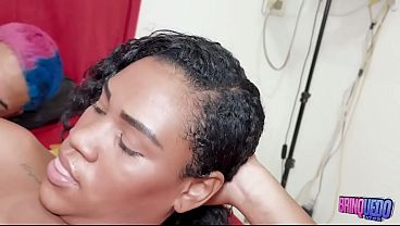 Essa negona gostosa aguentou minha rola enorme na sua buceta gostosa