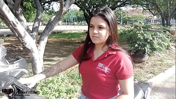 Me Motocicleta Se Averio Y Un Extra&ntilde;o Me Ayuda Con El Mantenimiento thumbnail