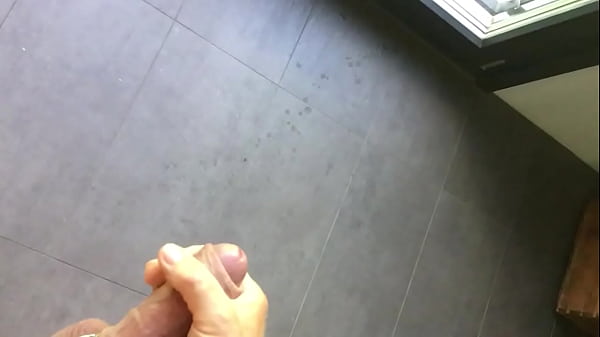 Play MP4 - vor dem badezimmer fenster heftig mein sperma spritzen lassen