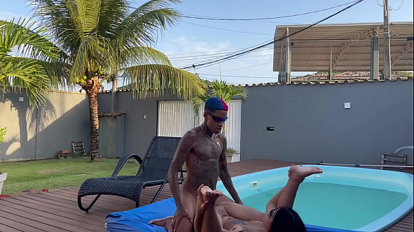 Gostosa deuno pelopra dois na mansão do_Rio de Janeiro