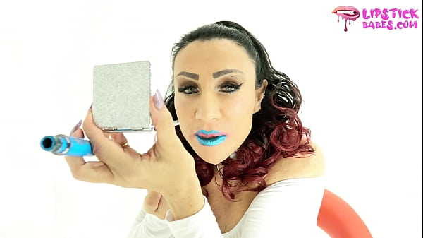 NICOLE DU PAPILLON APLLIES HER LIPSTICK